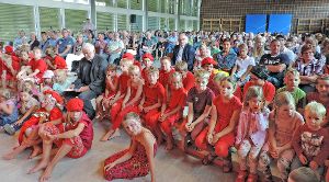 Voll besetzt ist die Stadthalle, als die Grundschüler das Musical Rotasia.  Fotos: Paskal Foto: Schwarzwälder-Bote