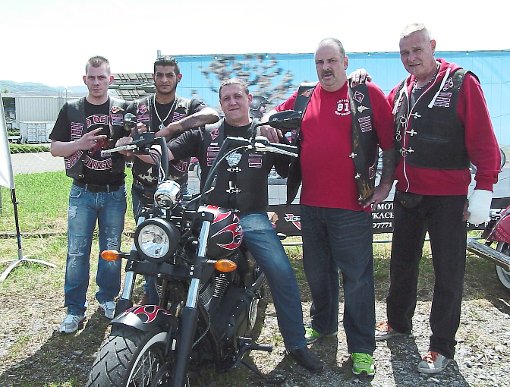Rockten am Samstag die Zollernstadt: Die Mitglieder des Motorradclubs Red Devils, die das fünfjährige Bestehen der Charter Rottweil, Tuttlingen und Singen feierten. Foto: Maute