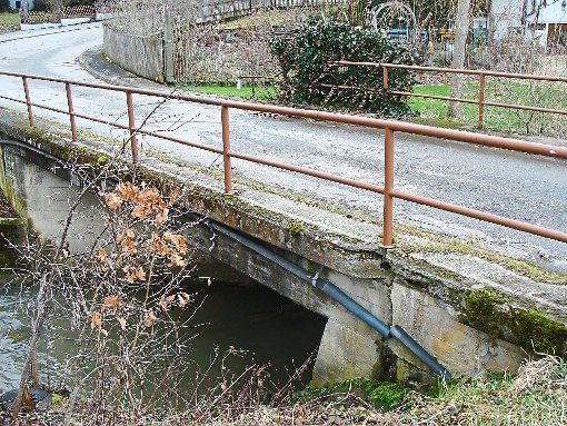 Die Brücke im Vorderen Wiesenweg weist Schäden auf. Daher soll sie in diesem Jahr saniert werden.  Foto: Hauser Foto: Schwarzwälder-Bote