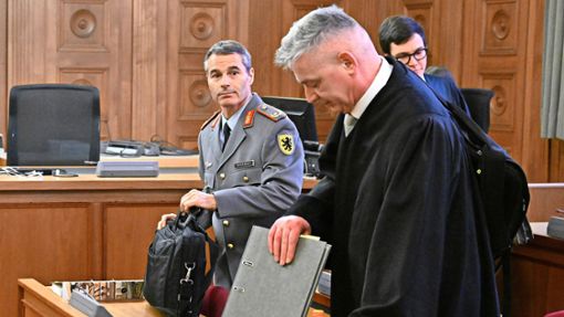 Brigadegeneral Markus Kreitmayr (links), ehemaliger KSK-Kommandeur, steht vor dem Beginn seines Prozesses mit seinem Verteidiger Bernd Müssig im Gerichtssaal. Foto: Bernd Weißbrod/dpa