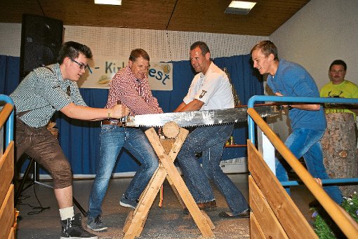 Voller Einsatz beim Wettsägen: Der bayerische Wettkampf bei der Mühlener Kirbe sorgte für Gaudi-Stimmung.  Foto: Schwarzwälder-Bote