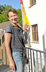 Monika Golla freut sich über die bunten Fahnen, mit denen Michael Widmann am Künstlerhaus Akzente setzt. Foto: Morlok Foto: Schwarzwälder-Bote