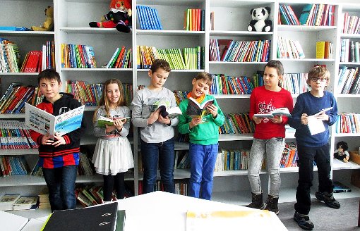 Kleine Leseratten: Die Nusplinger Schulbücherei wird gern zum Schmökern genutzt. Deshalb wird das Angebot stetig erweitert.    Foto: Weiger Foto: Schwarzwälder-Bote