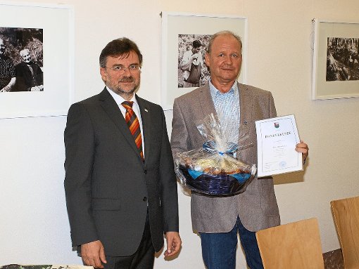 Höfens Bürgermeister Holger Buchelt (links) gratulierte Helmut Reich  zum Jubiläum. Foto: Ziegelbauer Foto: Schwarzwälder-Bote