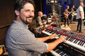Pattrick Gallmayer, Keyboarder der Coverband Lastminit. Sie spielen auf der Bühne zwischen Post und Gasthaus Krone. Foto: Lastminit Music