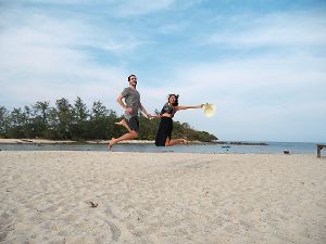 Reisen ist ihre Leidenschaft: Florian Vollmer und Any Sroiphet am Choeng Mon Beach auf Ko Samui in Thailand.  Fotos: Vollmer Foto: Schwarzwälder-Bote