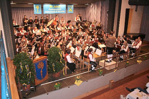 Der Musikverein Alpirsbach-Rötenbach und die Harmonie de Neuville gaben ein eindrucksvolles Gemeinschaftskonzert.  Fotos: Dyba Foto: Schwarzwälder-Bote