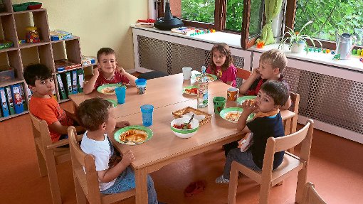Den Jungen und Mädchen der Koalas im Tuninger Familienzentrum schmeckt das Mittagessen. Die Eltern müssen künftig jedoch höhere Beiträge für die Betreuung aufbringen. Der Gemeinderat hat die Anhebung der Gebühren beschlossen.  Foto: Bieberstein Foto: Schwarzwälder-Bote