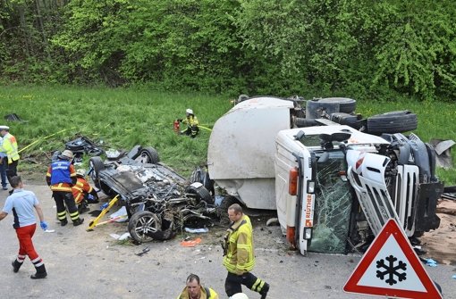 Ein schleudernder Lkw ließ bei einem Unfall auf der B10 von einem Audi nicht mehr viel übrig. Foto: Fotoagentur Stuttgart