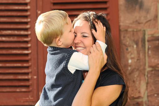Anna Orlinsky mit ihrem Kind. Für Frauen mit Babys vertreibt sie im Internet  einen Stillschal.  Foto: Privat
