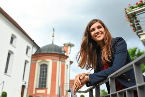 Jacqueline Straub vor der Kirche St. Martin in Meßkirch: Die 25-Jährige hofft auf die Öffnung des Priesteramtes für Frauen.  Foto: Kästle