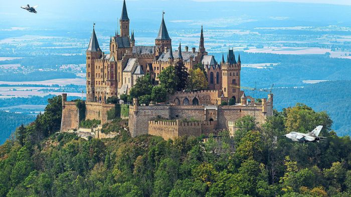Tornados rauschen an Burg Hohenzollern vorbei
