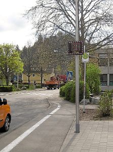Die Geschwindigkeitsanzeigetafel kann flexibel im Stadtgebiet eingesetzt werden.  Foto: Stadt Foto: Schwarzwälder-Bote