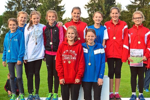 Die U14-Mädchen der LG Baar (rote Jacken) freuen sich bei der Siegerehrung. Zweiter wurde die Mannschaft des TV Villingen (linke Bildhälfte).  Foto: Junkel Foto: Schwarzwälder-Bote