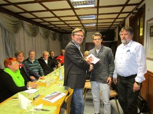 Devis Szalay (Mitte) bekommt sein Parteibuch von Martin Rosemann (links)  und  Manfred Bensch (rechts), dem Vorsitzenden des SPD-Ortsvereins.  Foto: privat Foto: Schwarzwälder-Bote