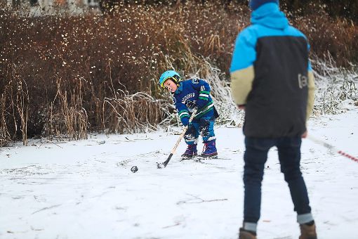 Auch dieser kleine Eishockeyspieler wagt sich bereits auf den Eisweiher. Foto: Eich