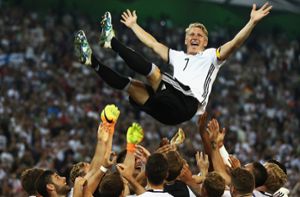 Er lebe hoch: Ohne Schweinsteiger geht die DFB-Elf nun in der WM-Qualifikation auf Höhenflug. Foto: Getty