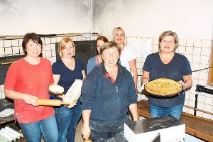 Die Frauen im Backhaus kamen mit den Bestellungen von Zwiebelkuchen und Bauernbrot kaum nach.   Foto: Köncke Foto: Schwarzwälder-Bote