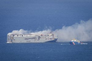 Das Frachtschiff „Fremantle Highway“ brennt weiterhin. Foto: dpa/Jan Spoelstra