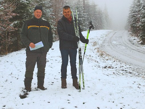 Forstrevierleiter Andreas Wacker und Touristik-Chef Bernhard Mosbacher auf der neuen Loipe. Foto: Ziegelbauer