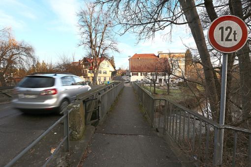 Die Brücke über die Eyach an der Frommerner Blumentalstraße müsste nach Meinung der Stadtverwaltung erneuert werden – doch daraus wird erst einmal nichts: Das Denkmalamt hat das Bauwerk unter Schutz gestellt. Foto: Maier