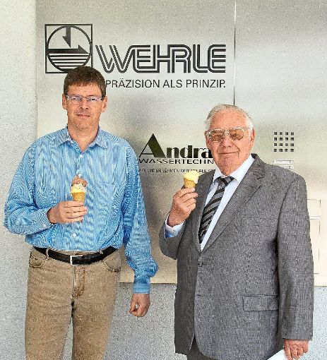175 Jahre alt ist die E. Wehrle GmbH geworden. Für alle Mitarbeiter spendierten Georg und Eduard Herth ein Eis. Auf einen offiziellen Festakt hatte das Unternehmen verzichtet. Foto: Schwarzwälder-Bote