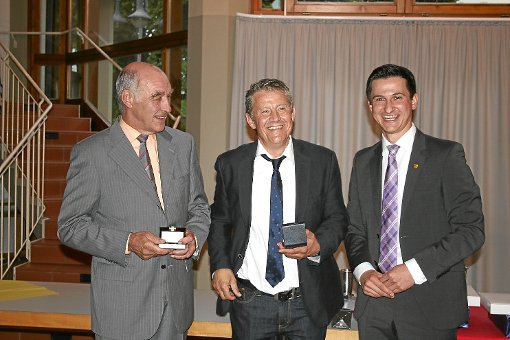 Lothar Schneider (links) und Harald Schwabenthan (Mitte) wurden von Bürgermeister Roman Waizenegger geehrt und verabschiedet. Foto: Schwarzwälder-Bote