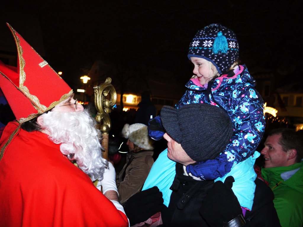 Mira flirtet mit dem Nikolaus – der Lohn für ihr hübsches Lächeln ist ein Geschenk. Fotos: Eyrich
