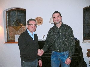 Unter der Wahlleitung von Michael Faschon (links) wurde Frank Huber   wieder zum Vorsitzenden des Musikvereins Enzklösterle gewählt.                                                                                                     Foto: Ziegelbauer Foto: Schwarzwälder-Bote