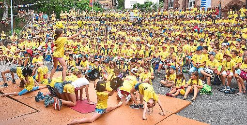 Mini-Cheerleader führen ihren einstudierten Tanz vor. Die Bürger der Kinderspielstadt sind  begeistert. Foto:  Wegner