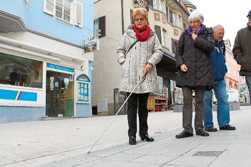 Inge Fromm testet, ob das neue Blindenleitsystem in der sanierten Innenstadt etwas taugt. Die Rillentiefe überzeugt sie: Der Streifen hebt sich deutlich vom restlichen Pflaster ab.    Fotos: Bienger Foto: Schwarzwälder-Bote