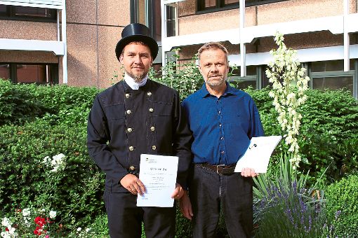 Ulf Klebitz (rechts) ist  in den Ruhestand verabschiedet worden. Seinen Bezirk übernimmt Patric Stocker. Foto: Landratsamt Foto: Schwarzwälder-Bote