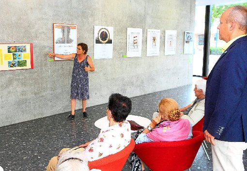 Beate Eichorn erläuterte im Lesesaal des Bürgerzentrums ihre Grafikarrangements. Foto: Kraushaar Foto: Schwarzwälder-Bote