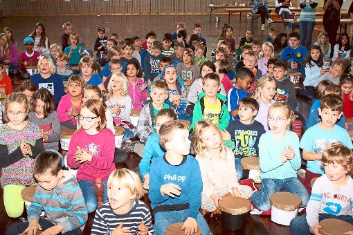 Zum Schluss der Afrikawoche sangen und trommelten 160 Grundschüler in der Gemeindehalle von Ebhausen.  Foto: Köncke Foto: Schwarzwälder-Bote