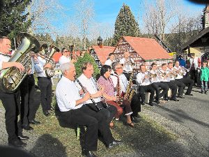 Die Biraböhmischen Blasmusiker sitzen vor den  schmucken Miniaturhäuschen bei der Schömberger Waldschenke und spielen dort für  ihr Bewerbungsvideo für das SWR4-Blechduell. Foto: Biraböhmische Foto: Schwarzwälder-Bote