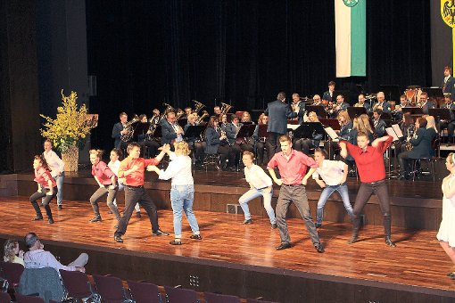 Der Musikverein Heselwangen gibt den Rhythmus vor, dem bei einer Einlage die Gruppe  Show & Tanz Dotternhausen  folgt.  Foto: Jetter Foto: Schwarzwälder-Bote