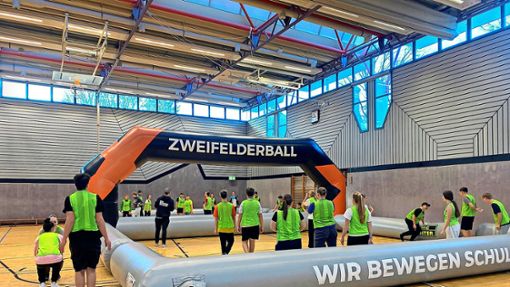 Ein Bewegungsparcours mit aufblasbaren Sportlandschaften probierten die Schüler der siebten und achten Klassenstufe in der Salinensporthalle aus. Foto: Realschule Bad Dürrheim