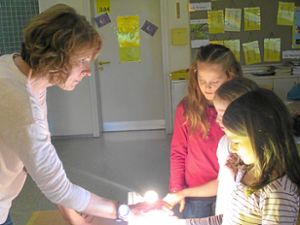 Elke Zöhler von der Energieagentur Horb informierte die Grundschüler über Stromfresser.   Foto: Energieagentur Foto: Schwarzwälder-Bote