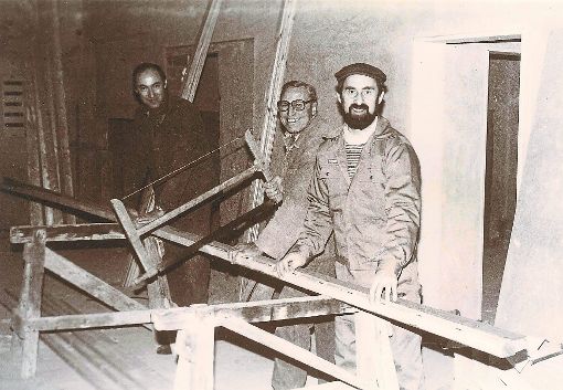 Fleißige und fröhliche Handwerker beim Sportheimbau mit Josef Broghammer (rechts).  Fotos: Broghammer Foto: Schwarzwälder-Bote