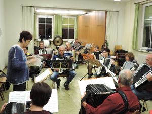 Uta Borho und ihre Handharmonika-Orchester bereiten auf ihre Jahreskonzert vor.  Foto: Fehrenbacher Foto: Schwarzwälder-Bote