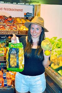 In einem Wolfacher Supermarkt: Melanie Steitz (25) sucht die erweiterten Zutaten für den Kartoffelsalat zusammen. In der Gemüseabteilung findet sich zum Beispiel Sellerie.   Foto: Privat