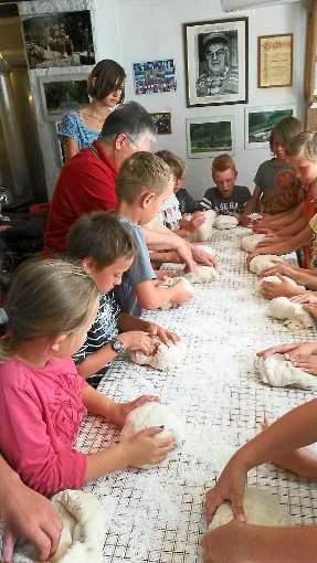 Jedes Kind bekam einen Teig, um daraus ein Brot zu formen. Foto: Schwarzwälder-Bote