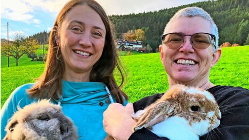 sabelle Obert (links) und Annette Lauble blicken  auf 20 Jahre „Animal SOS“ zurück. Foto: Störr