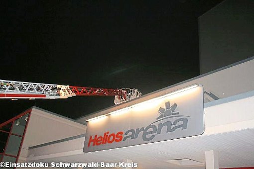 Die Feuerwehr war mit der Drehleiter auf der Suche nach einem möglichen Brand auf dem Dach der Helios Arena. Foto: Hornfix