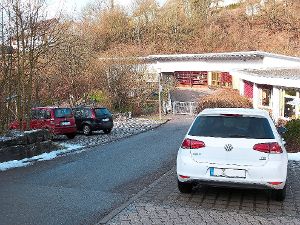 Dort wo links im Bild die beiden Autos parken, will die KBF eine weiteres Gebäude bauen, um ihren Integrativen Kindergarten in Stetten zu erweitern. Foto: Kost Foto: Schwarzwälder-Bote