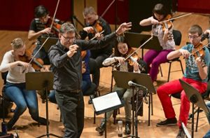 „Swing, please!“: Der künstlerische Leiter der Internationalen Bachakademie  bringt bei Bachs „Himmelfahrts-Oratorium“  mächtig Schwung in das  JSB-Ensemble Foto: Holger  Schneider