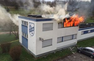 Der Wirt eines gegenüberliegenden Bistros soll vergangenen Freitag im Vereinsheim des FV 09 Nürtingen ein Feuer gelegt haben. Foto: www.7aktuell.de | Daniel Jüptner