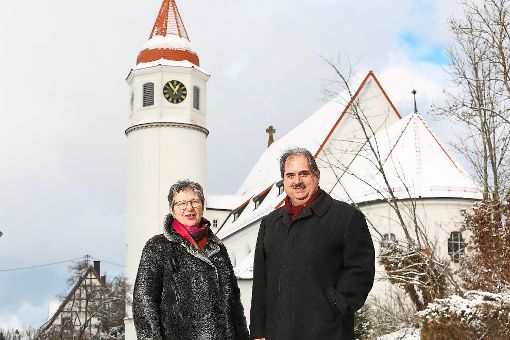 Margarete Goth steht mit Harald Witte vor der Petruskirche in Dürrwangen. Dort wird die 59-Jährige im März als neue Pfarrerin tätig. Foto: Maier Foto: Schwarzwälder-Bote