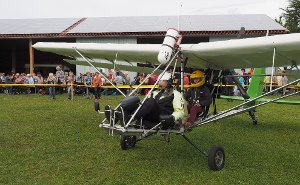 Vereinsmitglied Harm Drawinkel fliegt  mit einem Passagier  im in Australien speziell zum Drachenschlepp entwickelten Ultraleichtflugzeug Typ Dragonfly. Foto: Hölsch Foto: Schwarzwälder-Bote