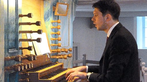 Gabriele Marinoni lotete die Klangfarben der Altensteiger Stadtkirchen-Orgel aus. Foto: Kosowska-Németh Foto: Schwarzwälder-Bote